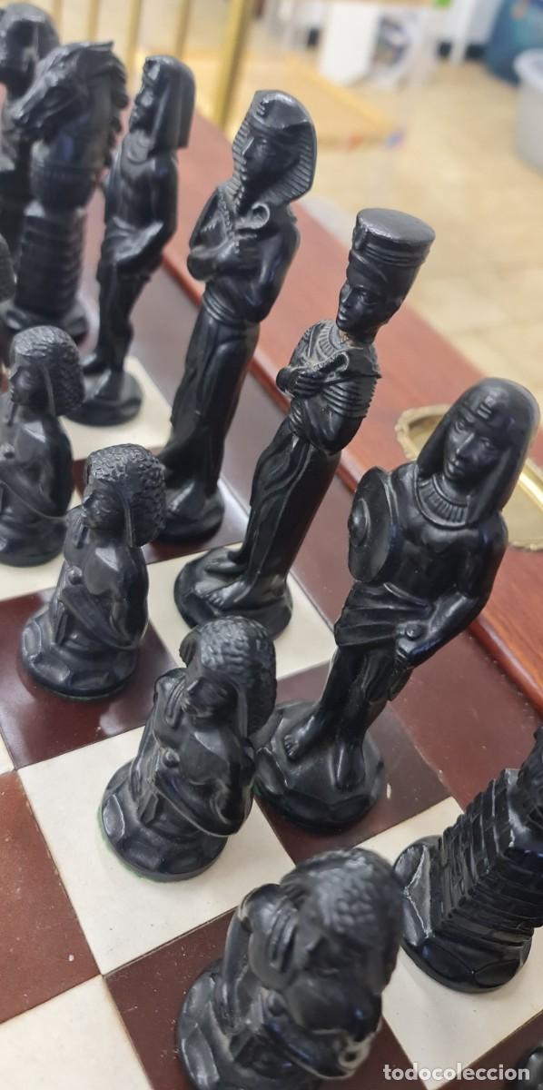 Antig&uuml;edades: Mesa tablero de ajedrez y figuras egipcias - Foto 9
