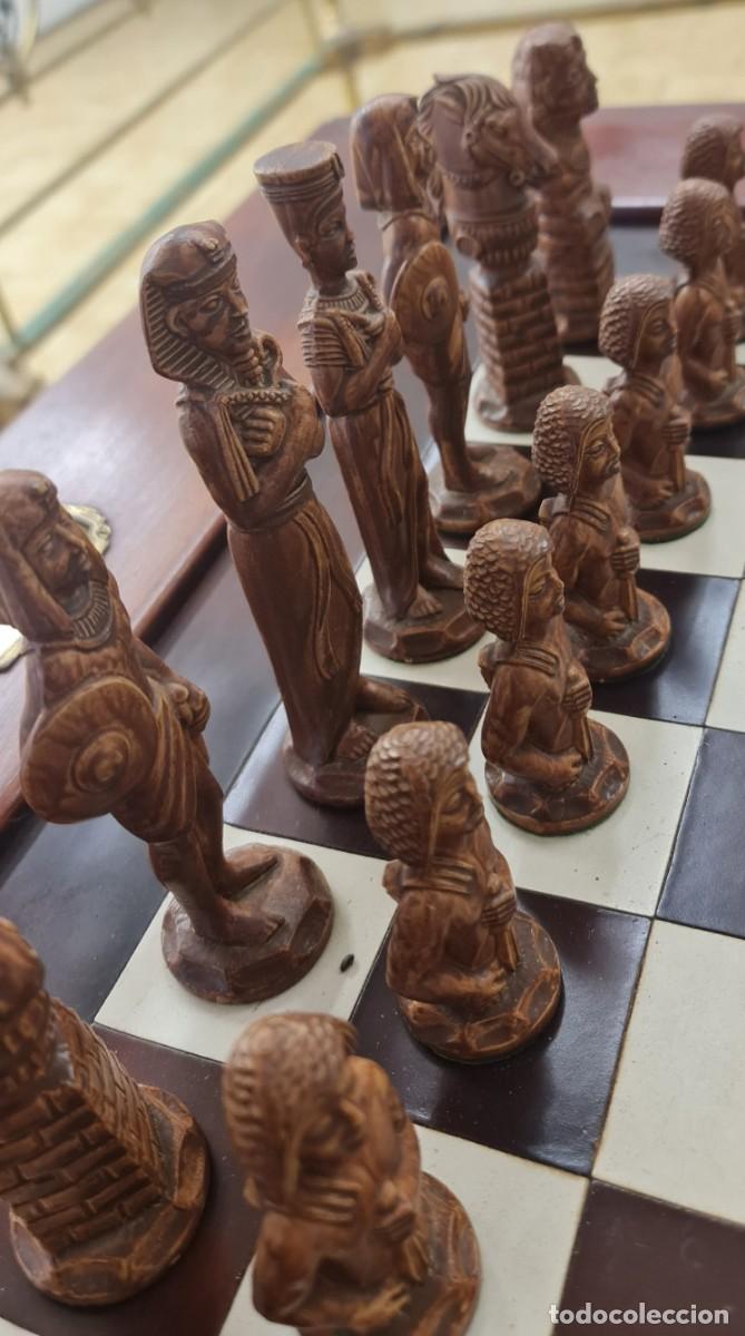 Antig&uuml;edades: Mesa tablero de ajedrez y figuras egipcias - Foto 10