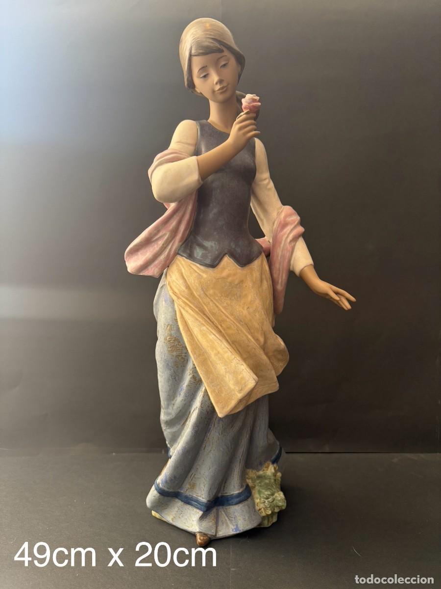 Antig&uuml;edades: Figura de Lladr&oacute; mujer con flor - Foto 1