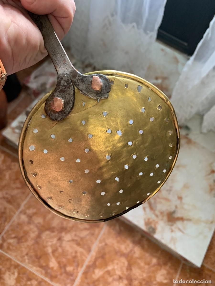 Antig&uuml;edades: rasera espumadera hierro y laton - Foto 2