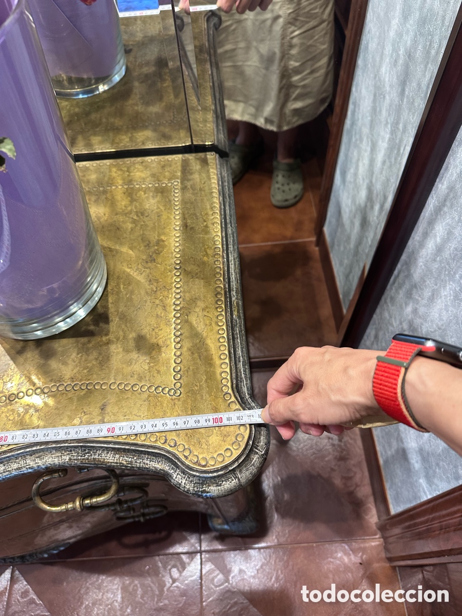 Antig&uuml;edades: Cajonera Maciza Labrada y Lat&oacute;n Repujado - Foto 8