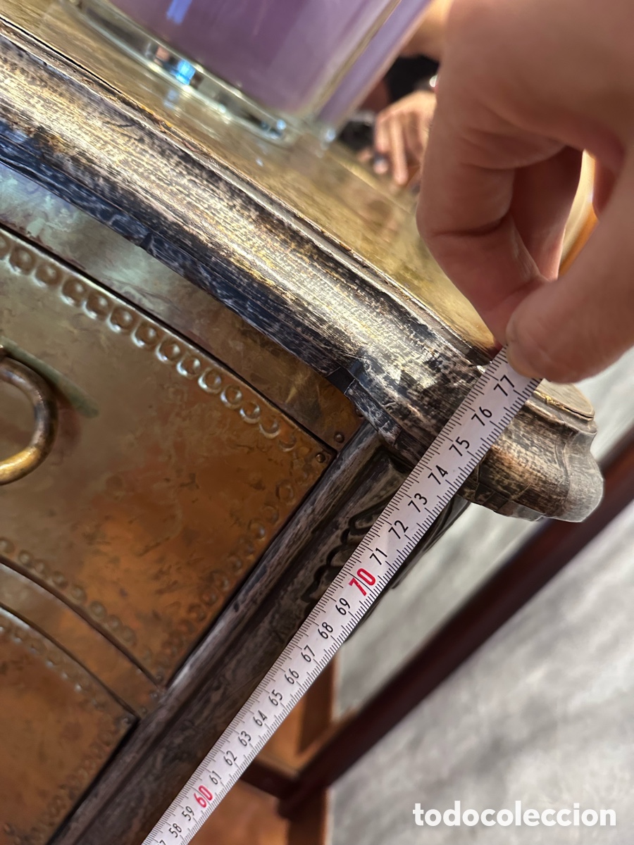 Antig&uuml;edades: Cajonera Maciza Labrada y Lat&oacute;n Repujado - Foto 10
