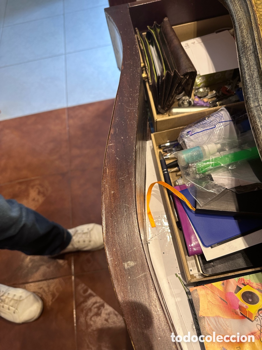 Antig&uuml;edades: Cajonera Maciza Labrada y Lat&oacute;n Repujado - Foto 11