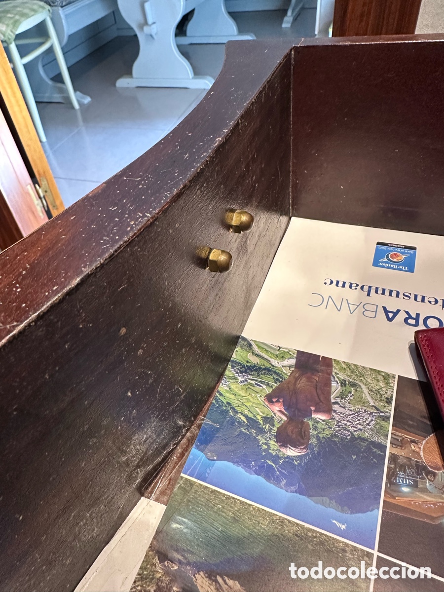 Antig&uuml;edades: Cajonera Maciza Labrada y Lat&oacute;n Repujado - Foto 14