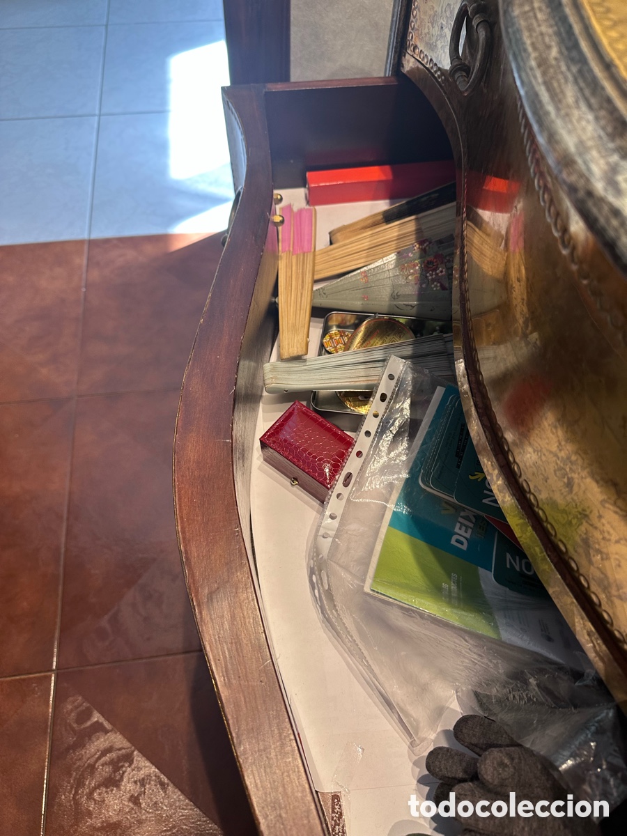Antig&uuml;edades: Cajonera Maciza Labrada y Lat&oacute;n Repujado - Foto 15