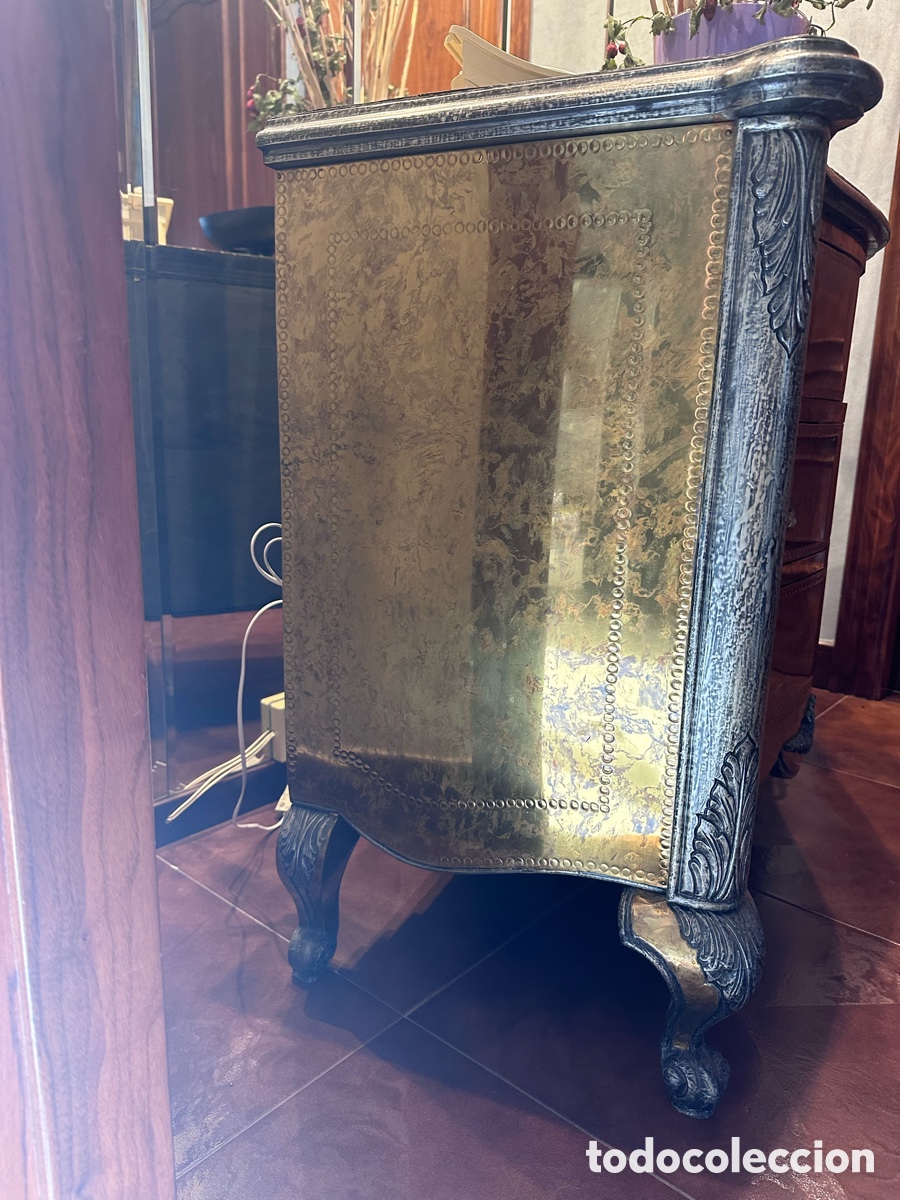 Antig&uuml;edades: Cajonera Maciza Labrada y Lat&oacute;n Repujado - Foto 16
