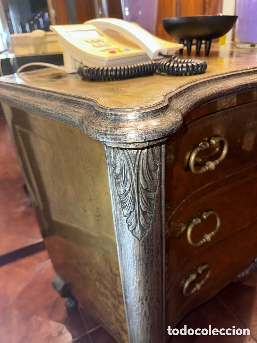 Antig&uuml;edades: Cajonera Maciza Labrada y Lat&oacute;n Repujado - Foto 18