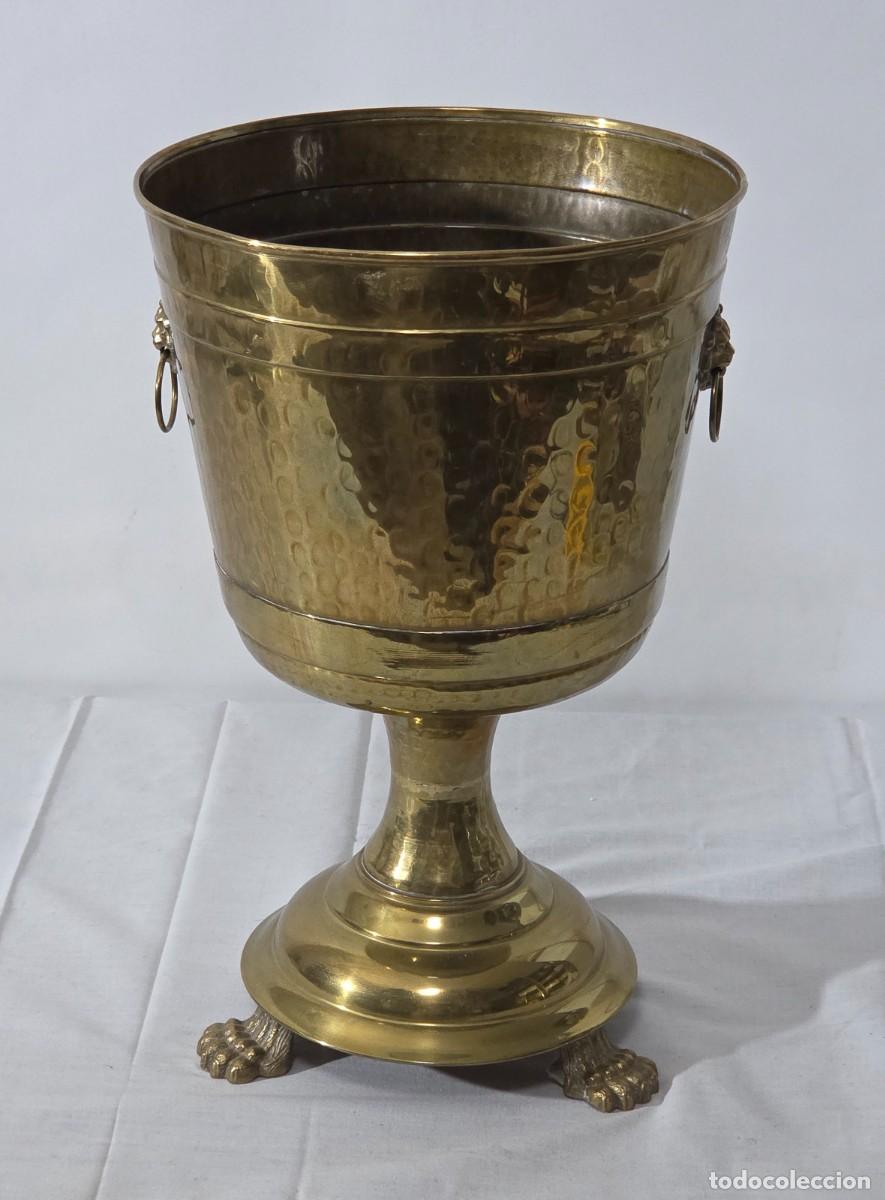 Antig&uuml;edades: Cubremacetas, macetero forma de copa, en bronce, patas y cabeza de le&oacute;n - Foto 1