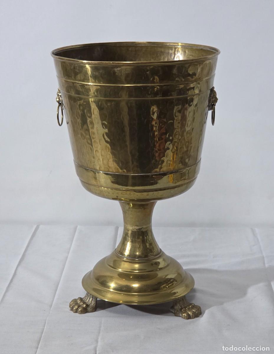 Antig&uuml;edades: Cubremacetas, macetero forma de copa, en bronce, patas y cabeza de le&oacute;n - Foto 2