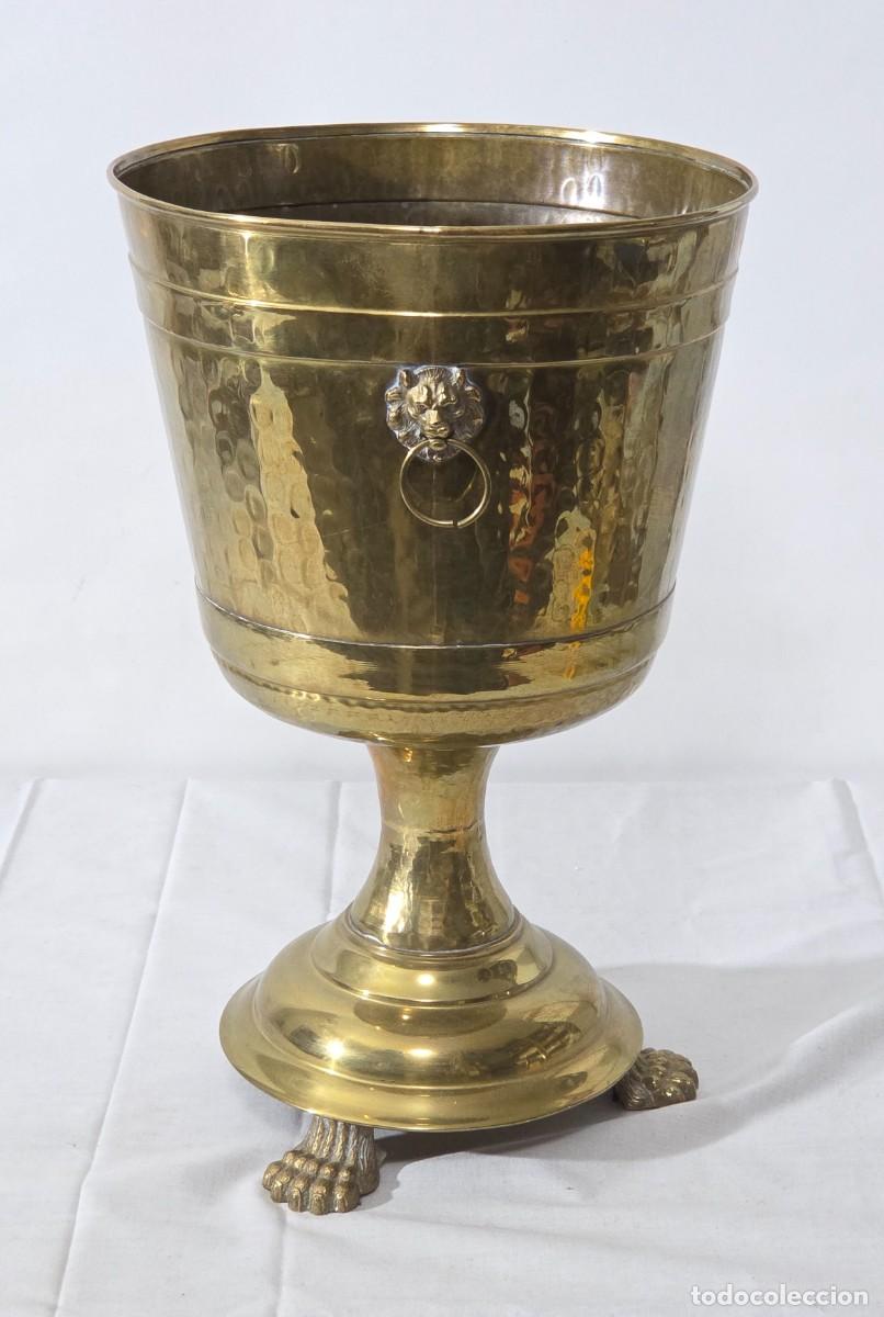 Antig&uuml;edades: Cubremacetas, macetero forma de copa, en bronce, patas y cabeza de le&oacute;n - Foto 3