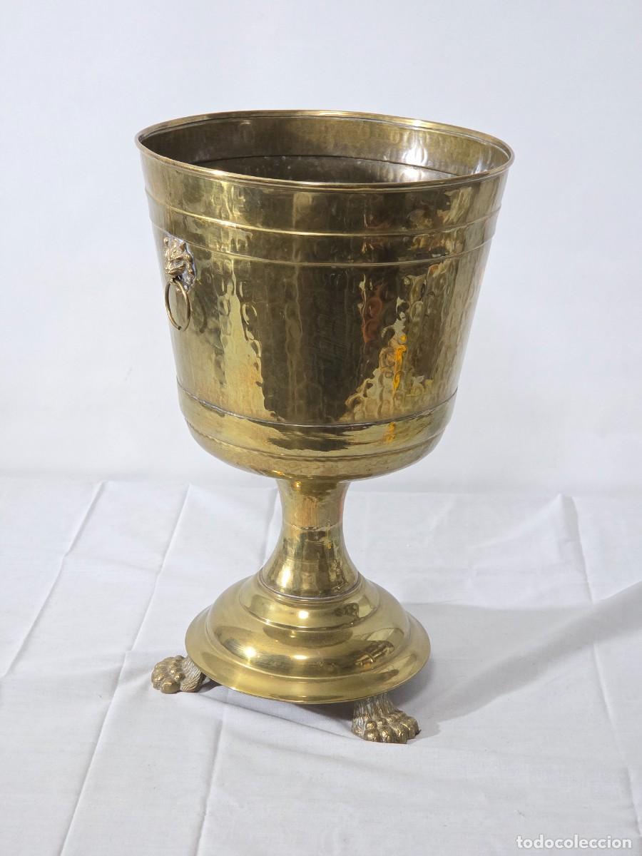 Antig&uuml;edades: Cubremacetas, macetero forma de copa, en bronce, patas y cabeza de le&oacute;n - Foto 4