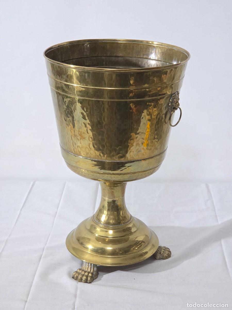 Antig&uuml;edades: Cubremacetas, macetero forma de copa, en bronce, patas y cabeza de le&oacute;n - Foto 5