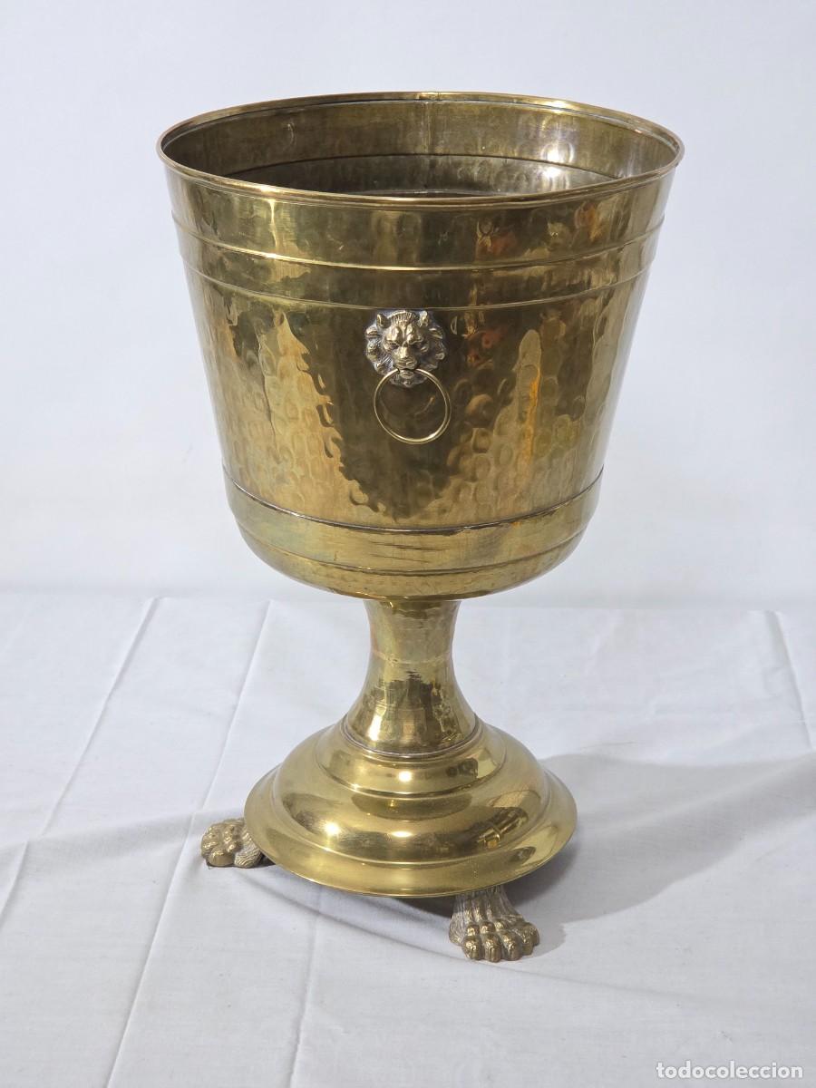 Antig&uuml;edades: Cubremacetas, macetero forma de copa, en bronce, patas y cabeza de le&oacute;n - Foto 6