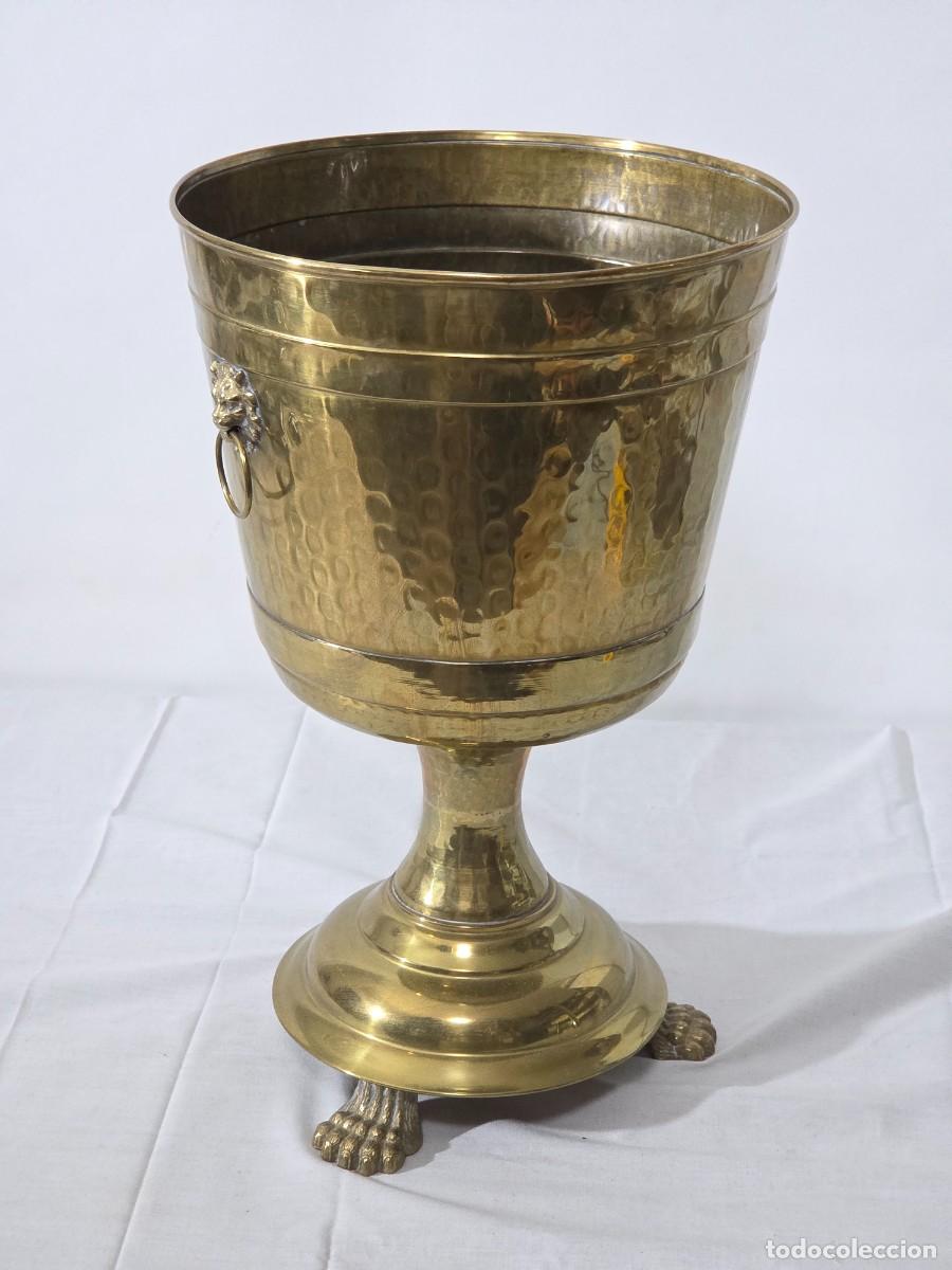 Antig&uuml;edades: Cubremacetas, macetero forma de copa, en bronce, patas y cabeza de le&oacute;n - Foto 7