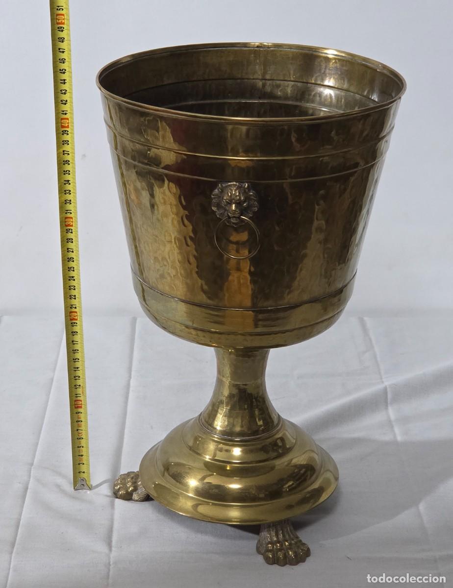 Antig&uuml;edades: Cubremacetas, macetero forma de copa, en bronce, patas y cabeza de le&oacute;n - Foto 12