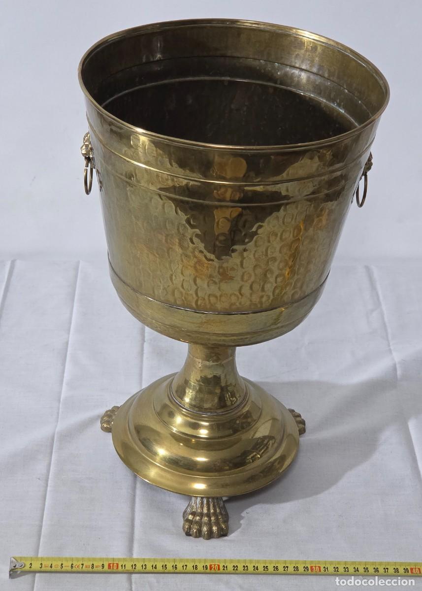 Antig&uuml;edades: Cubremacetas, macetero forma de copa, en bronce, patas y cabeza de le&oacute;n - Foto 14