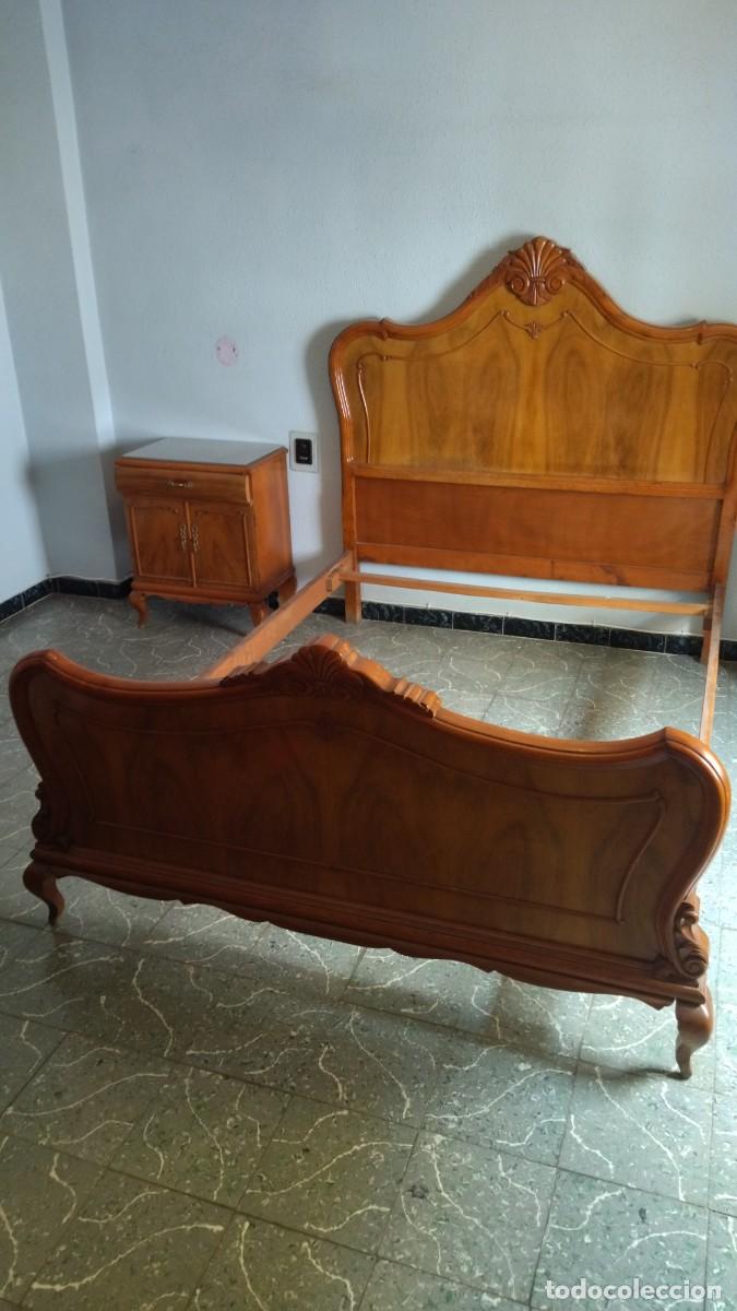 Antig&uuml;edades: Cama de matrimonio y mesitas - Foto 1