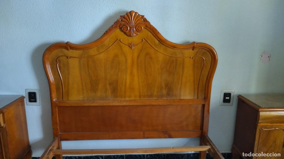 Antig&uuml;edades: Cama de matrimonio y mesitas - Foto 4