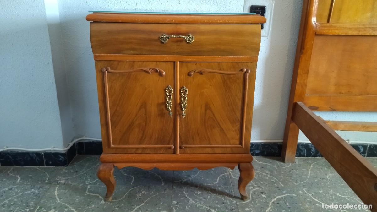 Antig&uuml;edades: Cama de matrimonio y mesitas - Foto 5