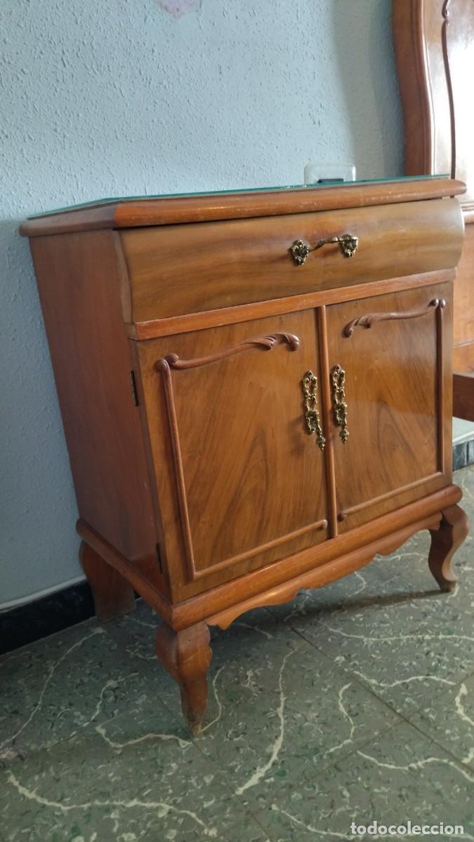 Antig&uuml;edades: Cama de matrimonio y mesitas - Foto 6