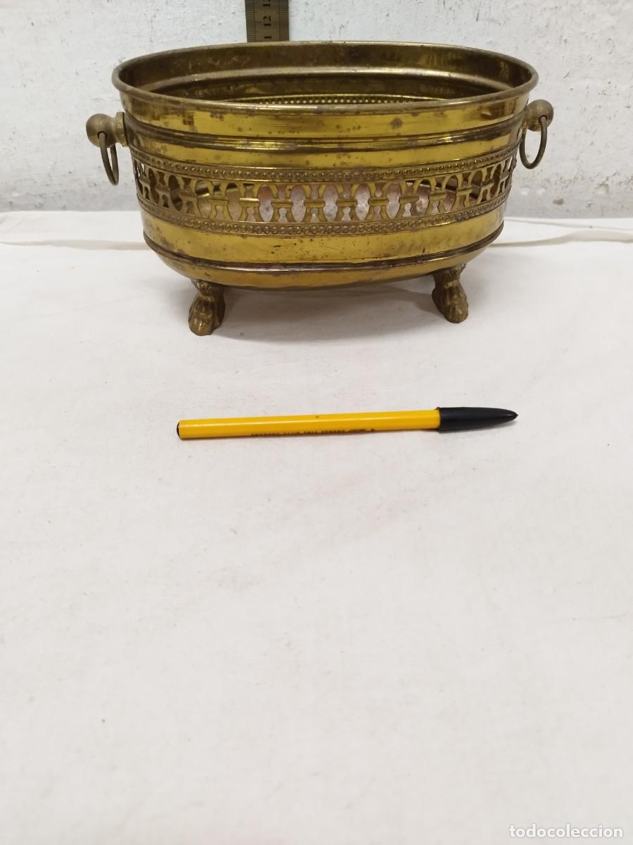 Antig&uuml;edades: Antiguo macetero o centro de mesa de lat&oacute;n. - Foto 1