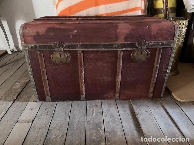Antig&uuml;edades: Antiguo ba&uacute;l o arc&oacute;n de madera y cuero. - Foto 1