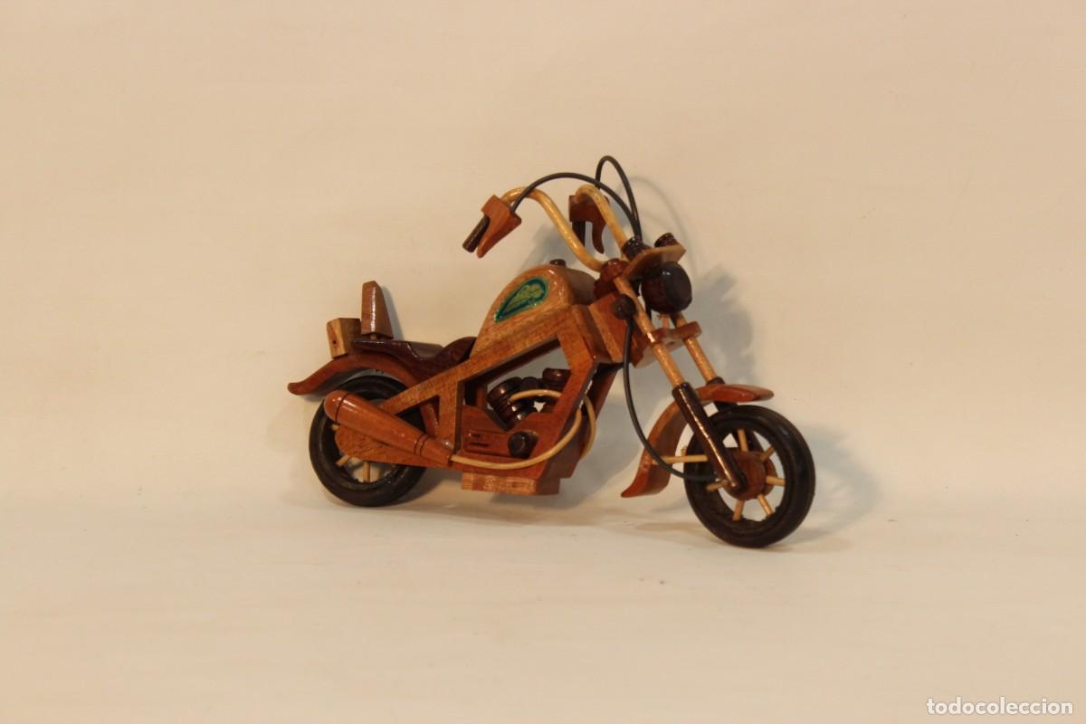 Antig&uuml;edades: Motocicleta artesanal en madera - Foto 1