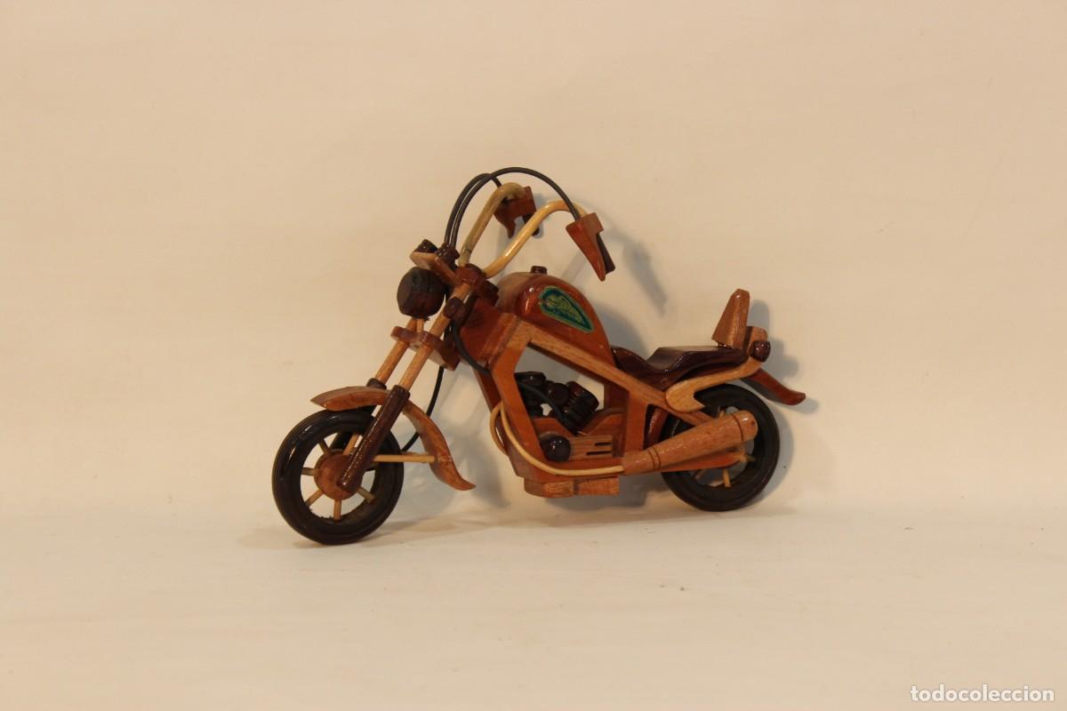 Antig&uuml;edades: Motocicleta artesanal en madera - Foto 2