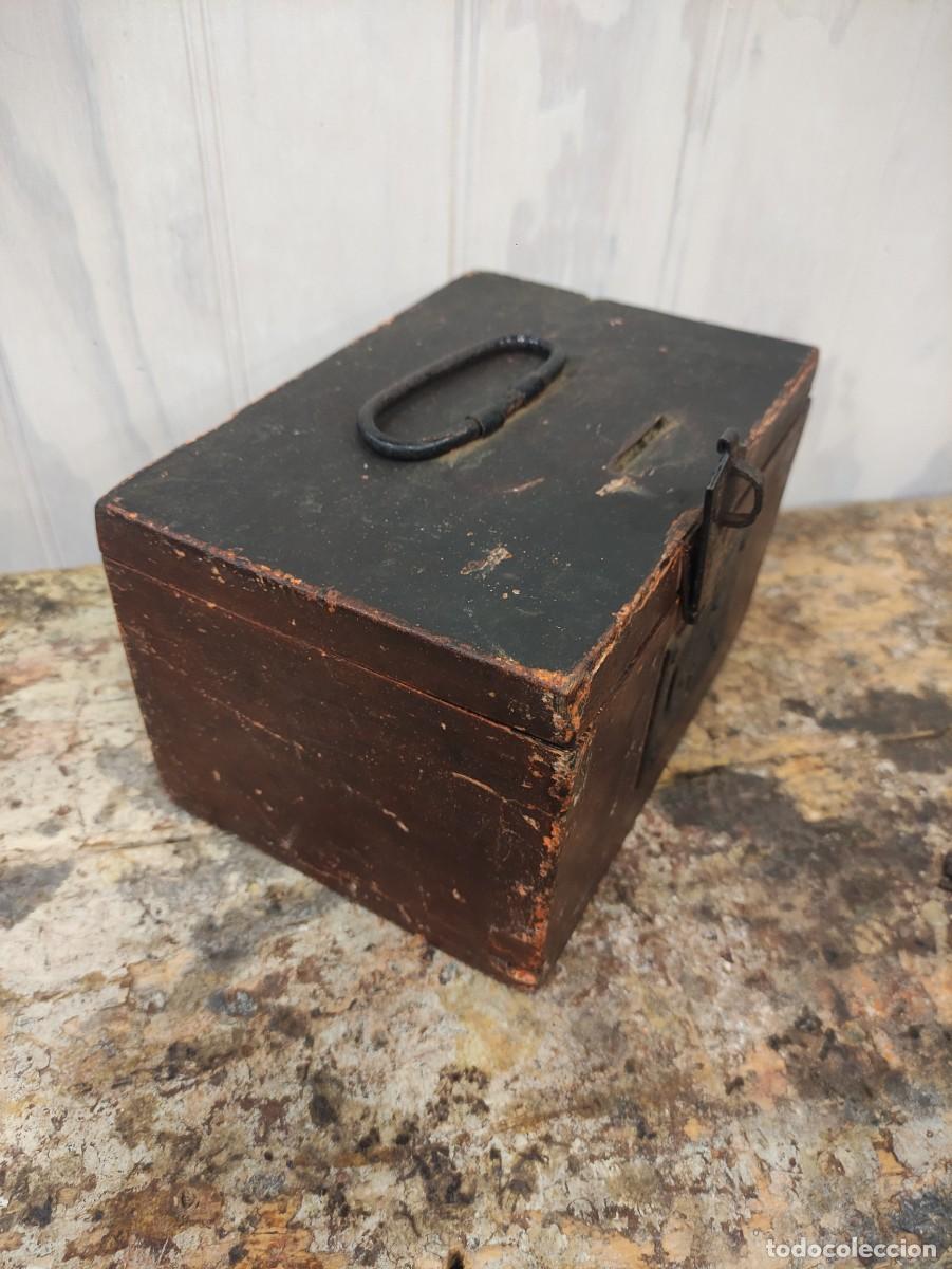 Antig&uuml;edades: Caja madera limosnero - Foto 2