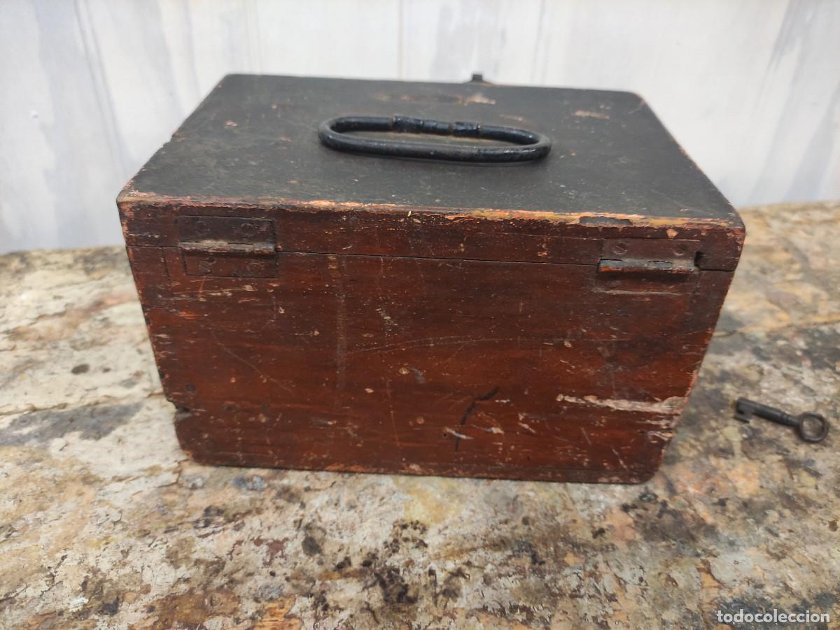 Antig&uuml;edades: Caja madera limosnero - Foto 3