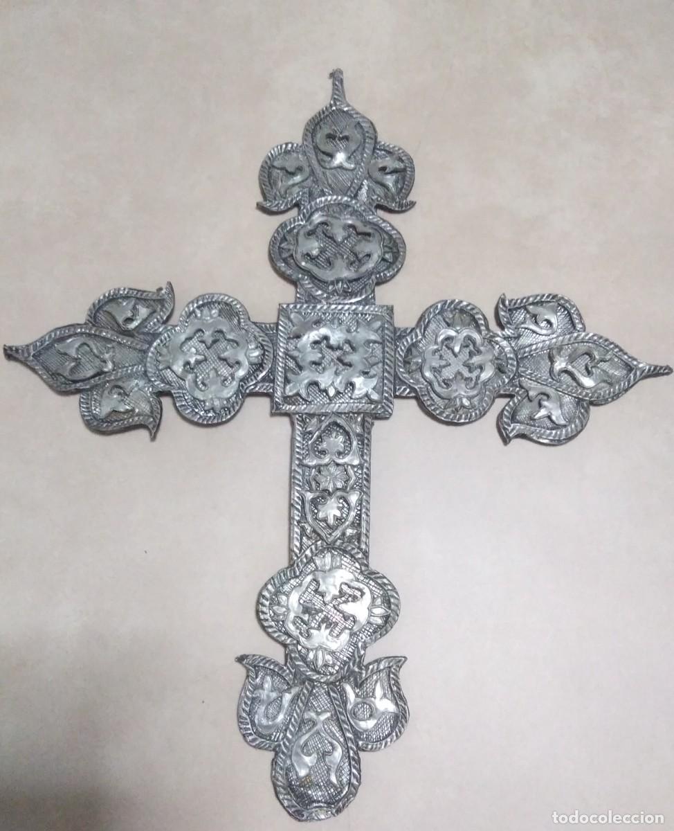Antig&uuml;edades: Cruz de Procesi&oacute;nar en esta&ntilde;o repujado - Foto 1