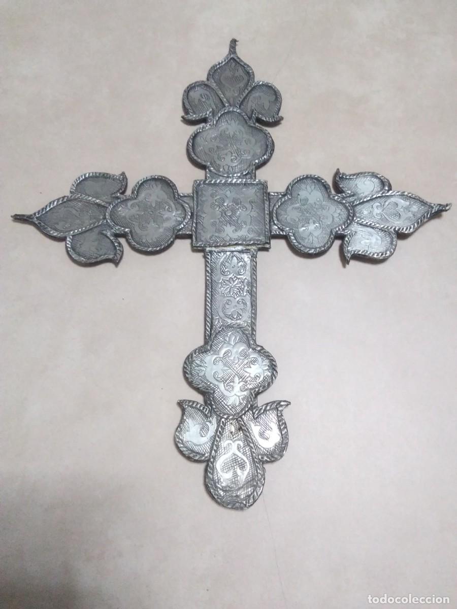 Antig&uuml;edades: Cruz de Procesi&oacute;nar en esta&ntilde;o repujado - Foto 2