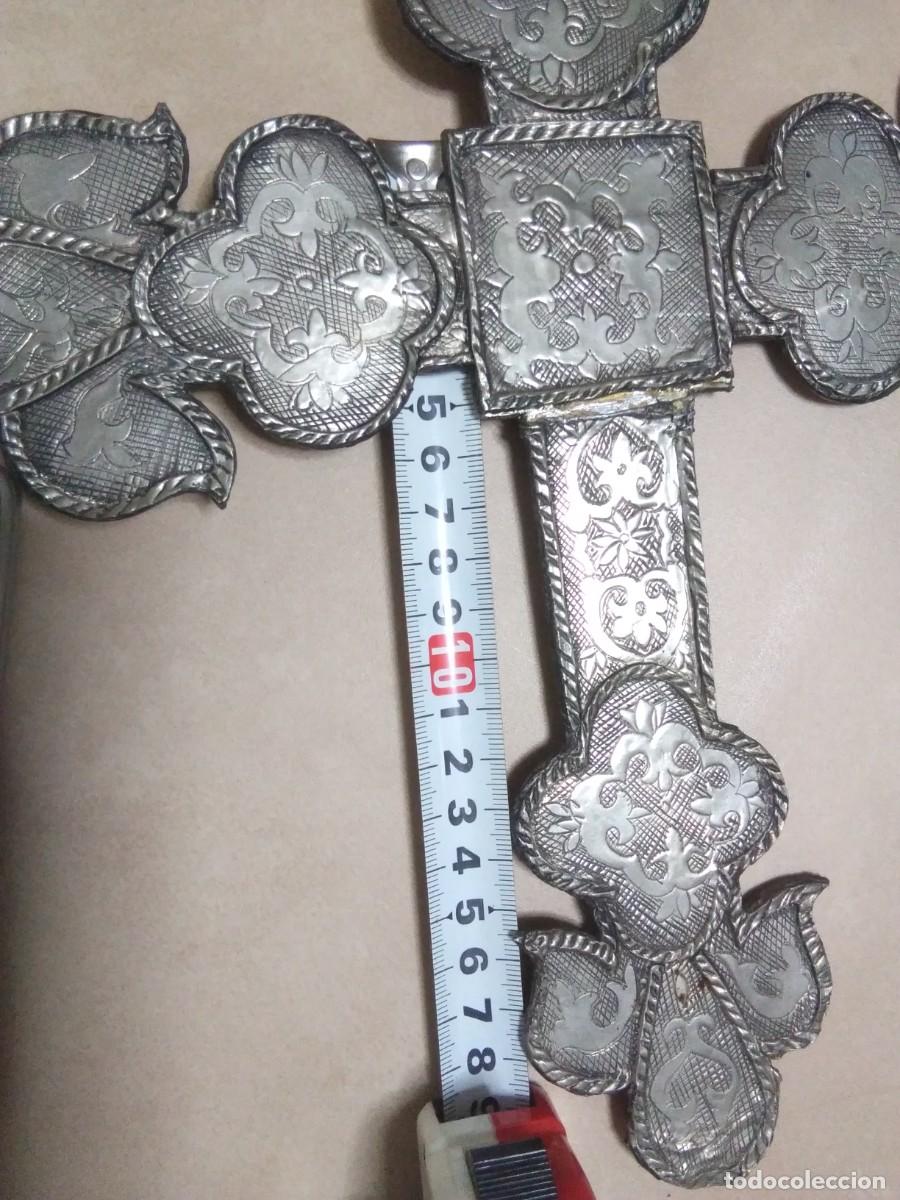Antig&uuml;edades: Cruz de Procesi&oacute;nar en esta&ntilde;o repujado - Foto 14