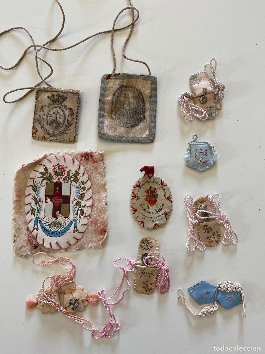 Antig&uuml;edades: Lote de escapularios y detentes - Foto 1