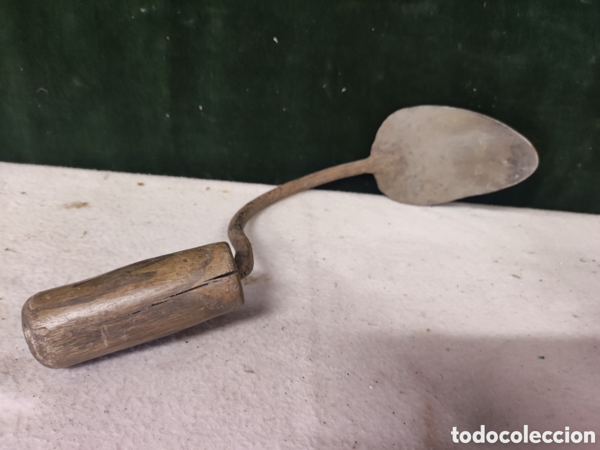 Antig&uuml;edades: Escardilla antigua de hierro y madera - Foto 1