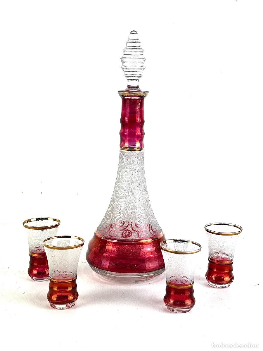 Antig&uuml;edades: JUEGO DE LICORERA Y 4 VASOS DE CRISTAL COLOR MORADO
