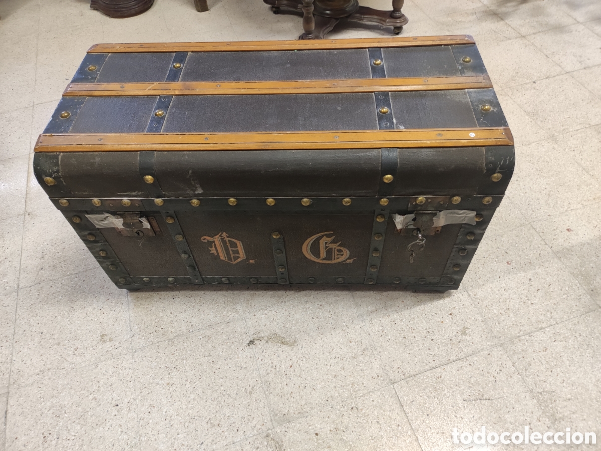 Antig&uuml;edades: Ba&uacute;l de madera forrado con tachuelas - Foto 1