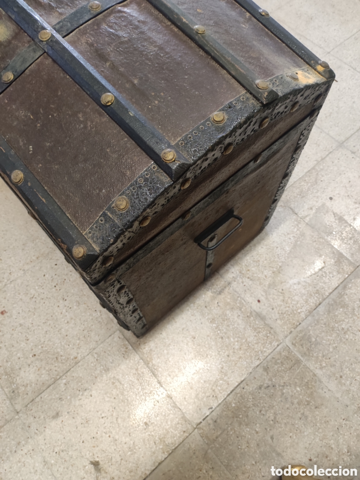 Antig&uuml;edades: Ba&uacute;l de madera forrado con tachuelas - Foto 2