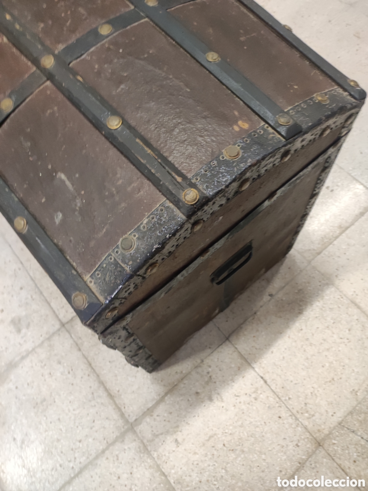 Antig&uuml;edades: Ba&uacute;l de madera forrado con tachuelas - Foto 4