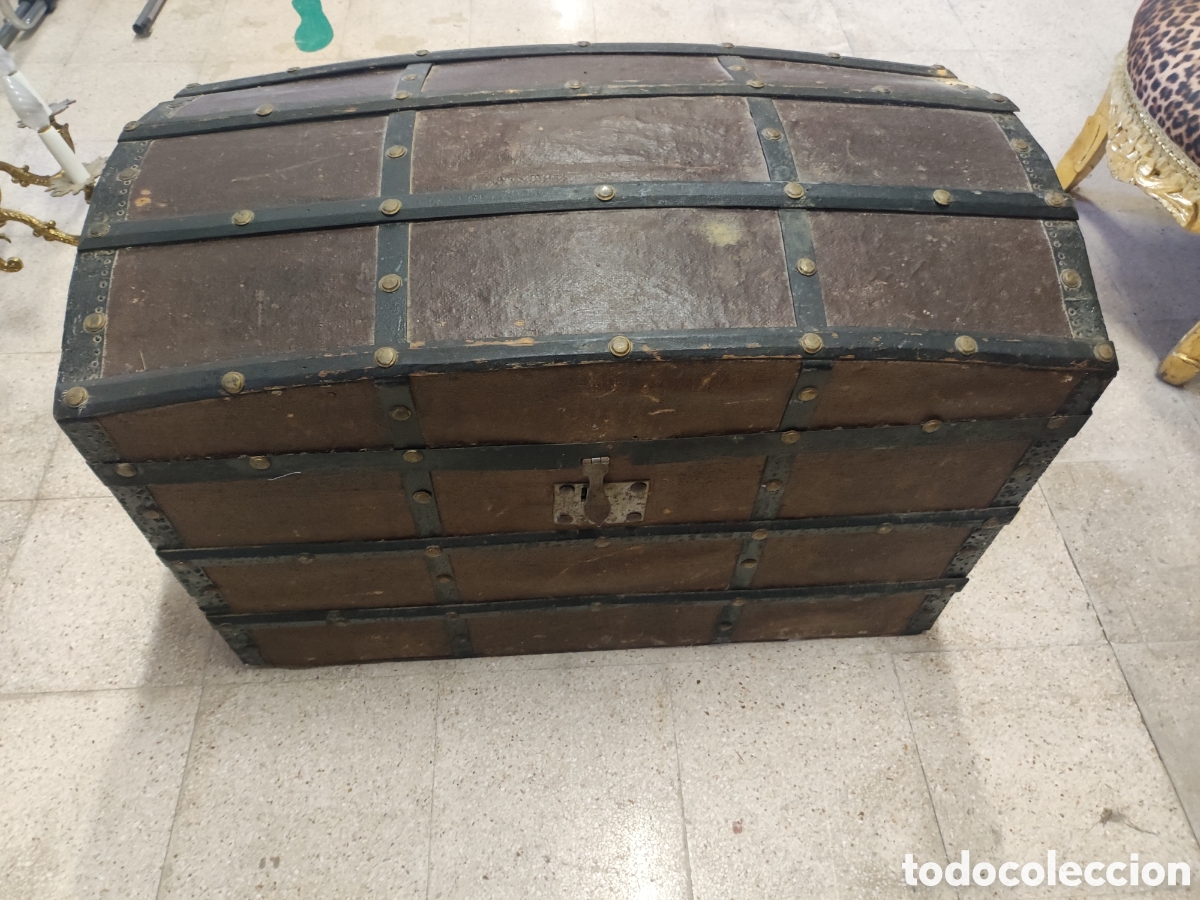Antig&uuml;edades: Ba&uacute;l de madera forrado con tachuelas - Foto 1
