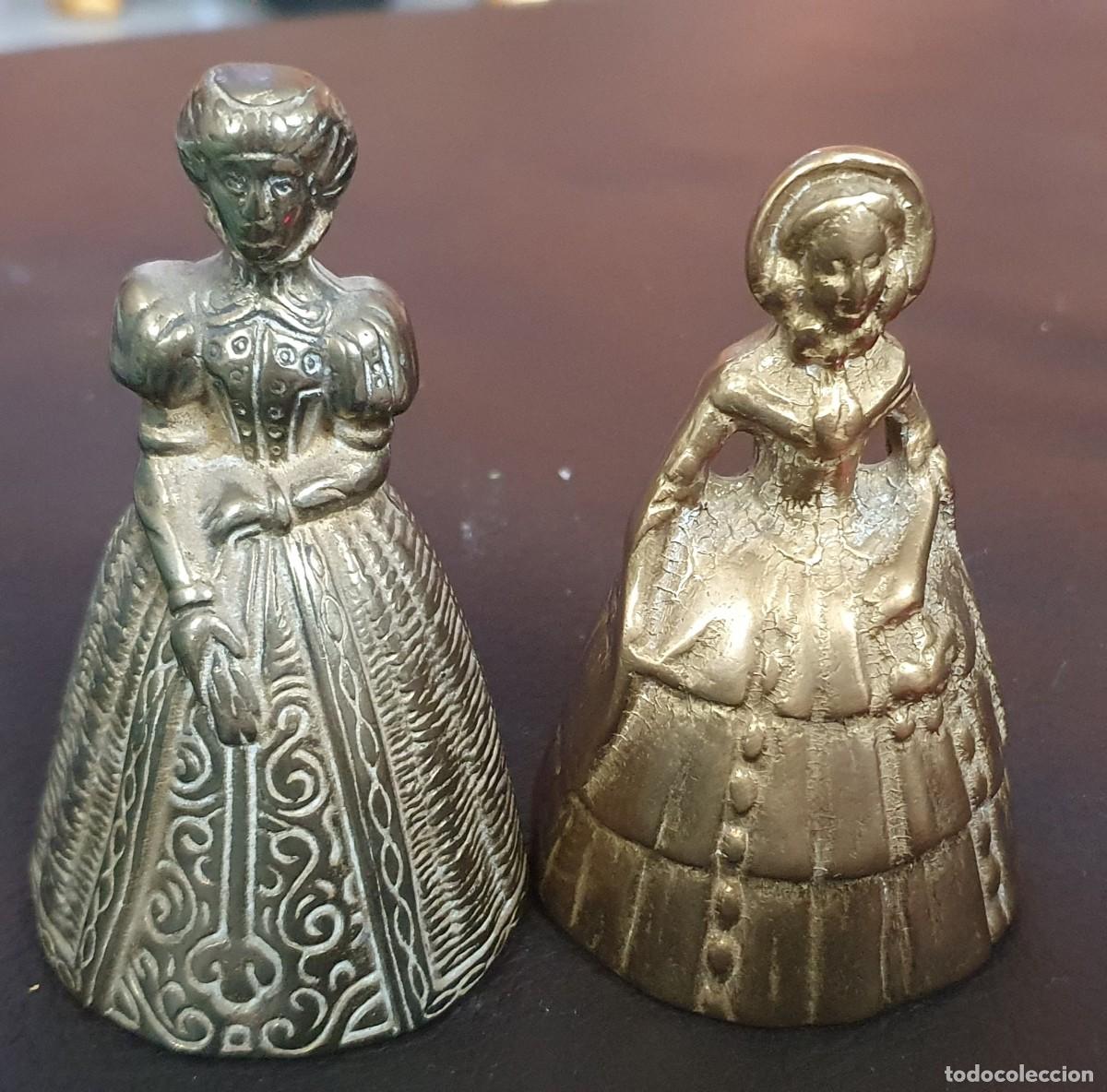 Antig&uuml;edades: Pareja de campanas de laton figurativas - Foto 1