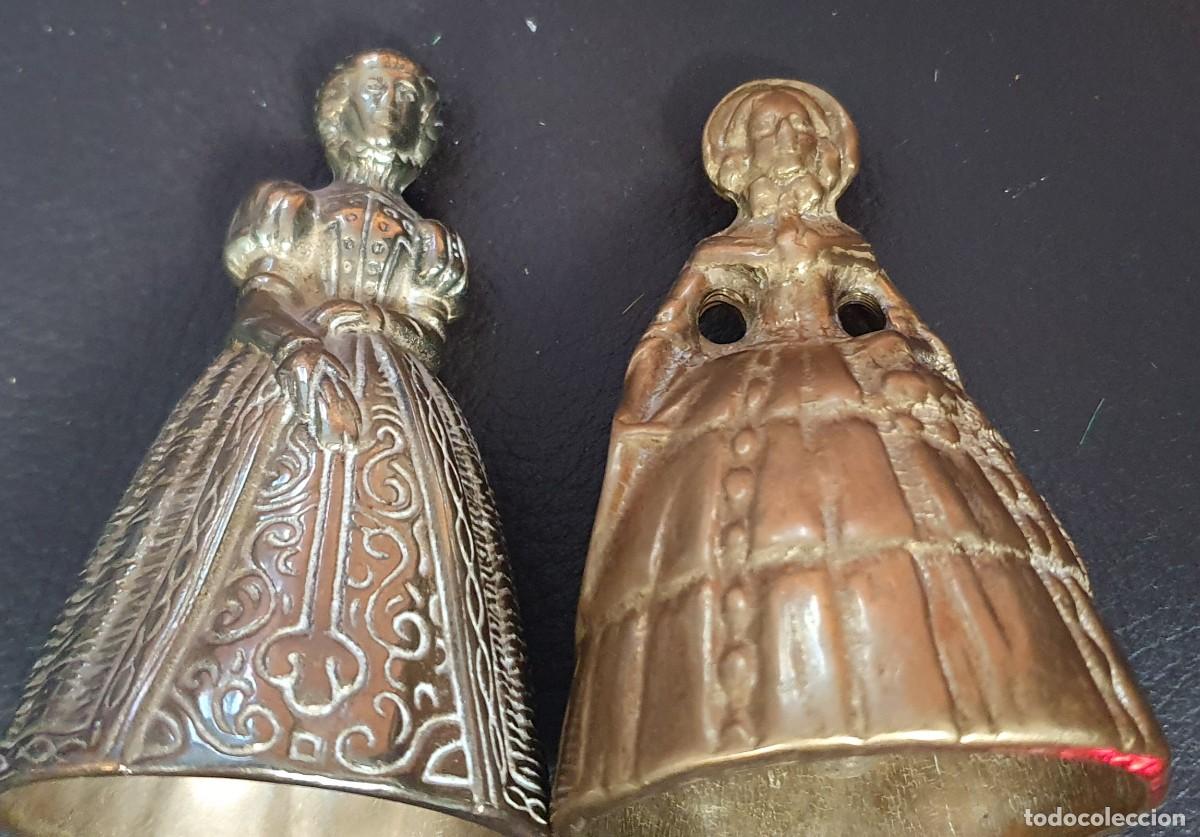 Antig&uuml;edades: Pareja de campanas de laton figurativas - Foto 2