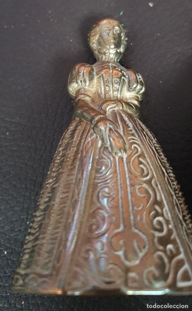 Antig&uuml;edades: Pareja de campanas de laton figurativas - Foto 3