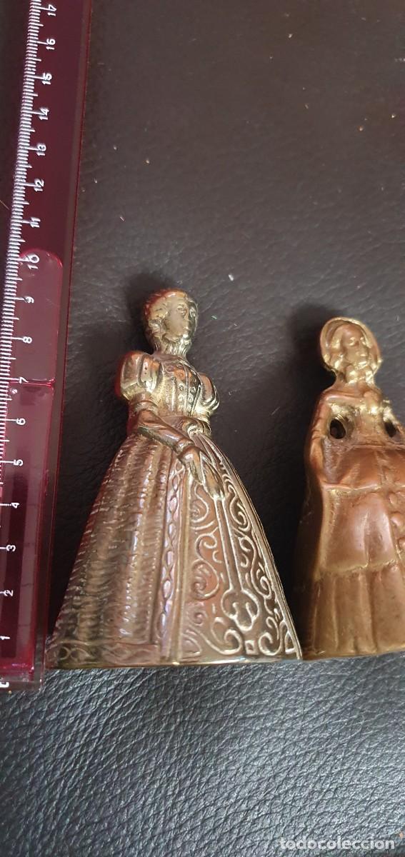 Antig&uuml;edades: Pareja de campanas de laton figurativas - Foto 6