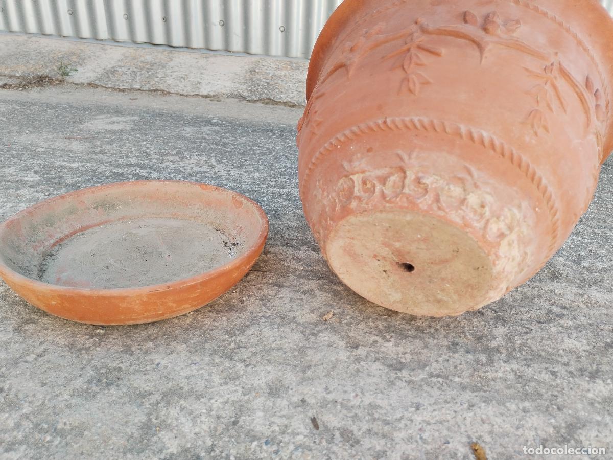 Antig&uuml;edades: macetero con plato en terracota con relieves - Foto 2