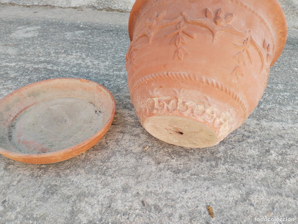 Antig&uuml;edades: macetero con plato en terracota con relieves - Foto 3
