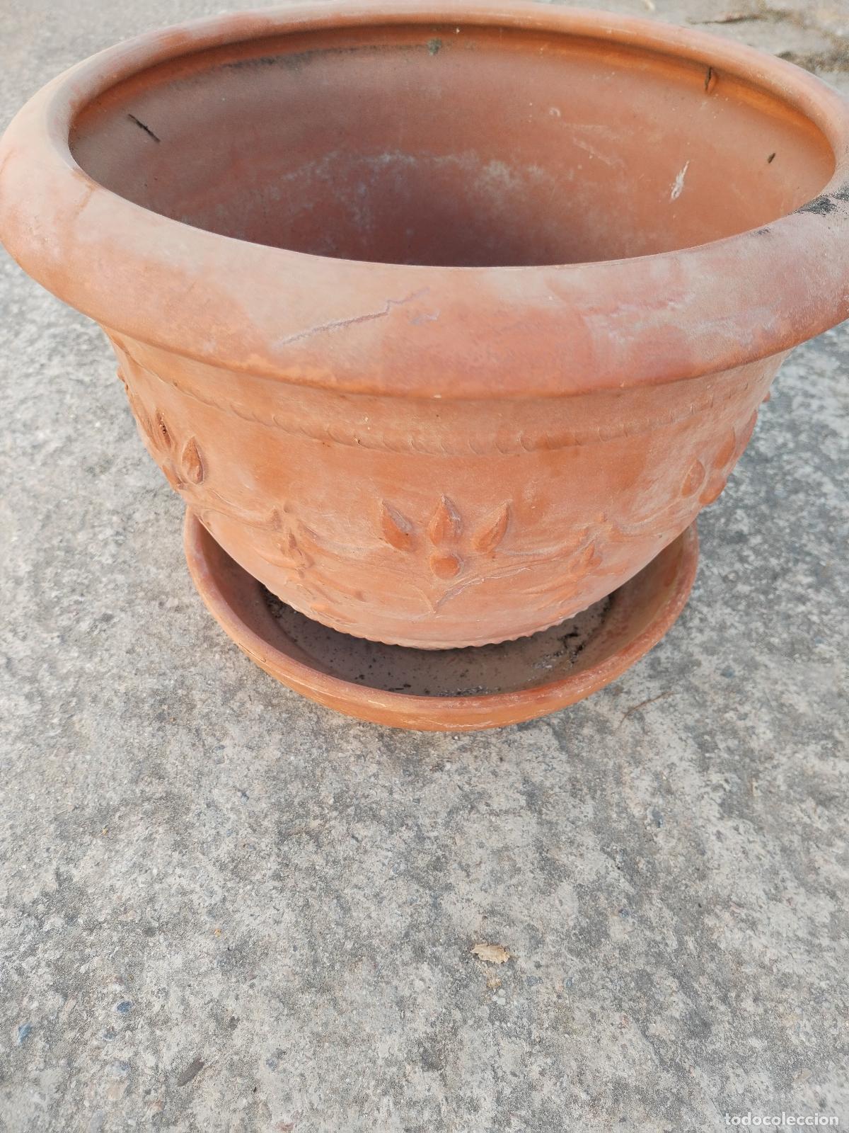 Antig&uuml;edades: macetero con plato en terracota con relieves - Foto 4