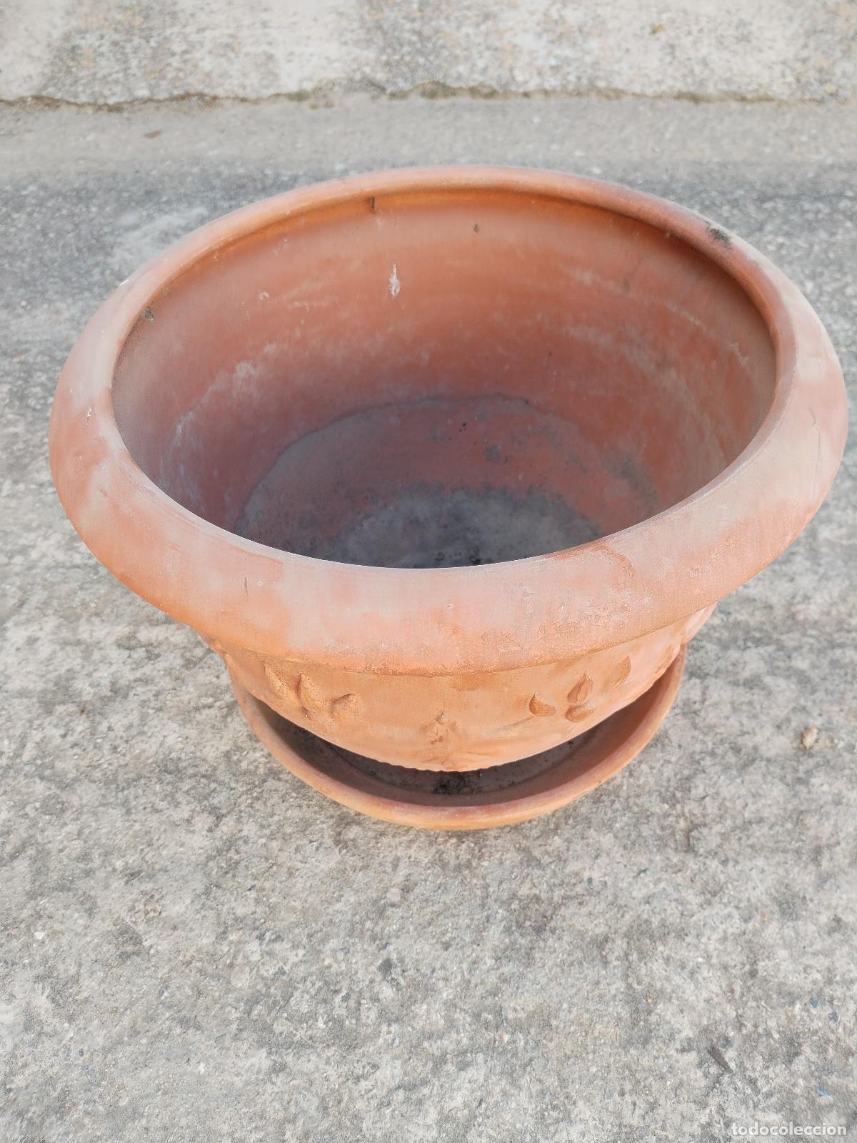 Antig&uuml;edades: macetero con plato en terracota con relieves - Foto 7