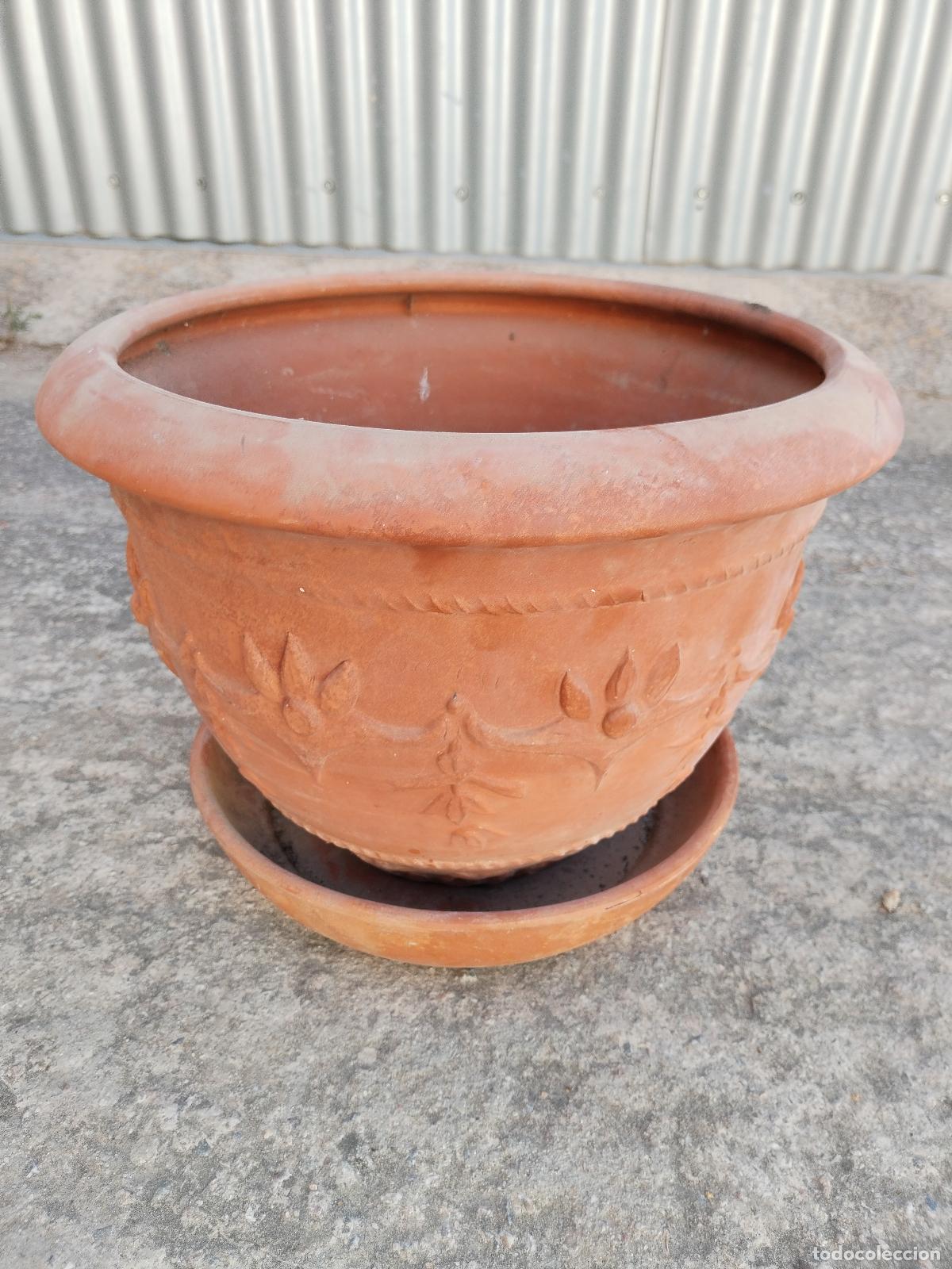 Antig&uuml;edades: macetero con plato en terracota con relieves - Foto 9