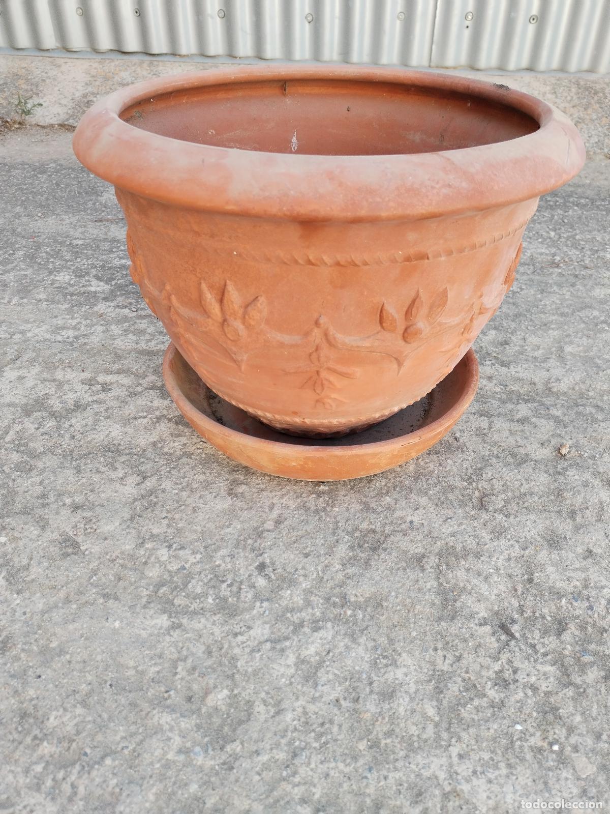 Antig&uuml;edades: macetero con plato en terracota con relieves - Foto 1